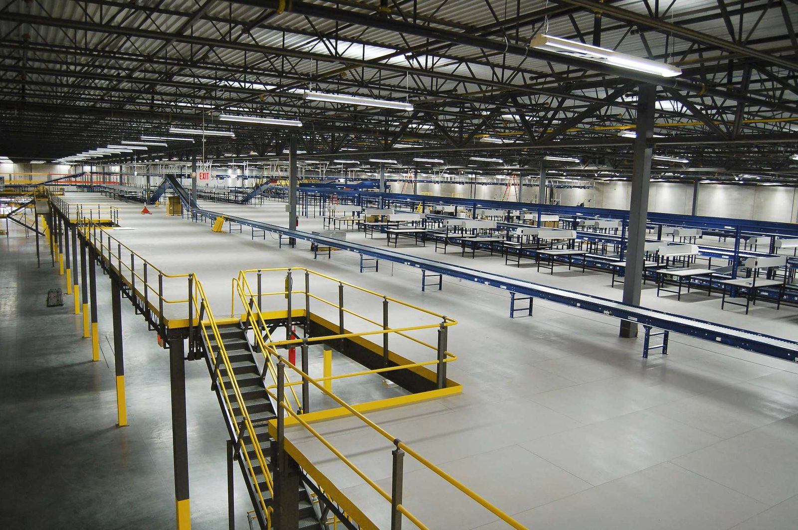Mezzanines product in warehouse setting